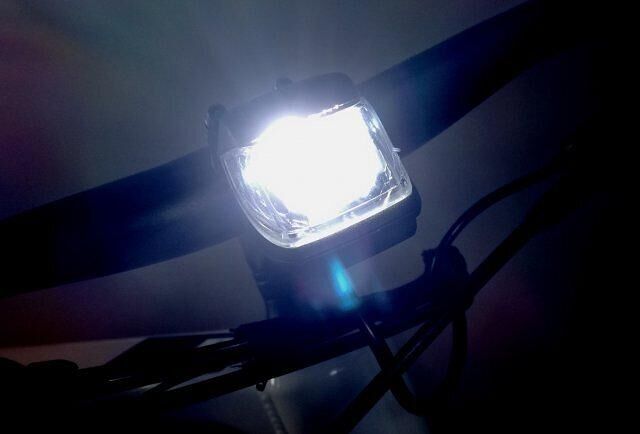 Die Straßenverkehrsordnung schreibt vor, dass ein Fahrrad über ein per Akku oder Dynamo betriebenes Front- und Rücklicht verfügen muss