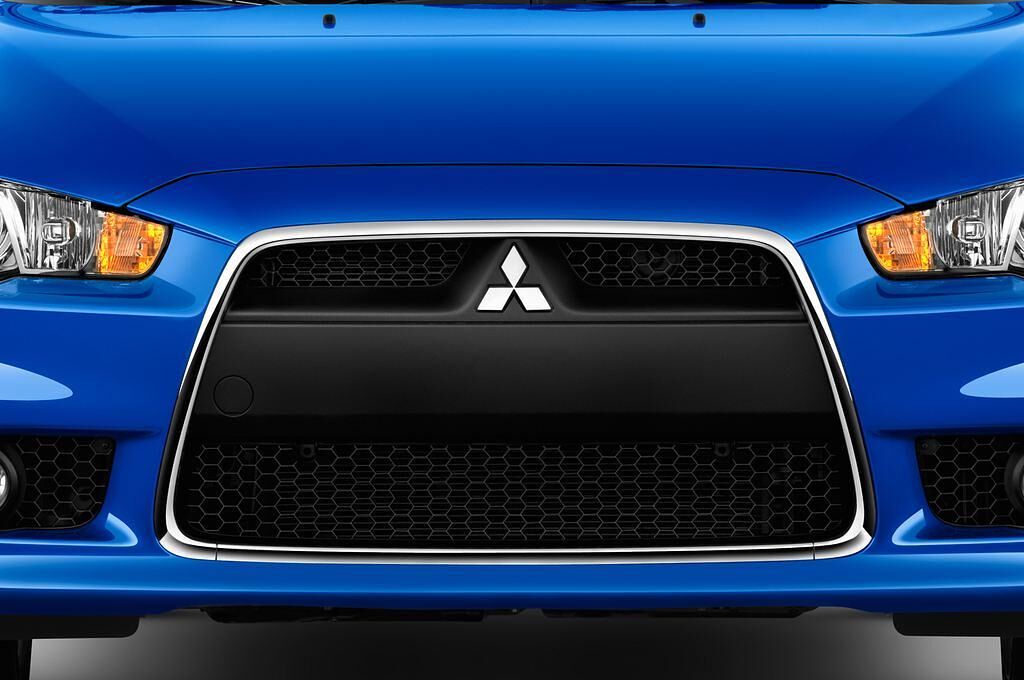 Mitsubishi Lancer Sportback (Baujahr 2012) Instyle 5 Türen Kühlergrill und Scheinwerfer