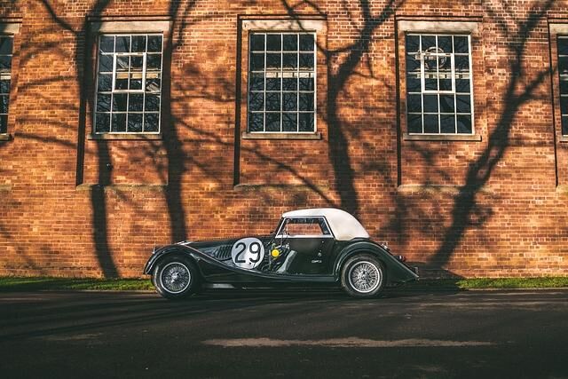 Mit seinen Speichenrädern und dem weißen Hardtop sieht der Plus4 LM62 wie ein Oldtimer aus