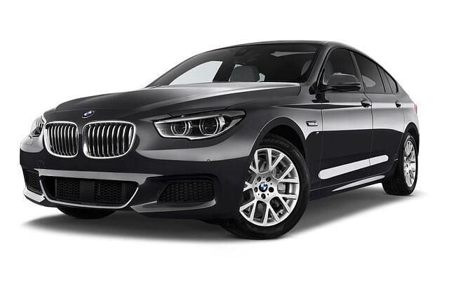 <h3 class='text-lg font-medium md:text-xl md:font-semibold'>Platz 8: BMW 5er Gran Turismo</h3><p>Na endlich mal ein bisschen Kombi-Look mit der ganz "normalen" Variabilität? Nein auch hier nicht, denn dass Kombis variabel sind, wollen wir hier nicht beweisen. Sondern dass man sie auch mal anders und sehr klug denken kann: Der brandneue 5er Gran Turismo, präzise in der Höhe zwischen 5er Touring und X6 platziert, wurde hin zu einem fondgroßen Reisewagen entwickelt.<br /><br />Als Basis dient schon jetzt der neue 5er. Die Bauhöhe erleichtert den Zustieg. Drinnen erschafft die um 100 mm verschiebbare und in der Neigung verstellbare Rückenlehne einen Beinraum wie im 7er und Platz für bis zu 1.700 l Gepäck (bei umgelegter Rückbank). Der 5er GT performt wie ein BMW (Motorenanfangsangebot: 245 bis 407 PS), mit intuitiver Bedienung, qualitätsvoller Anmutung und all dem, was BMW ausmacht. Aber ob man ordentlich Fond- und Kofferraum unter dem runden Rücken akzeptiert – bleibt Geschmacksache.</p>
<p><a title="BMW 5er GT Tests & Erfahrungen" href="https://www.autoplenum.de/auto/bmw/5er-gt" target="_blank" rel="noopener"><strong>Alle Erfahrungen & Tests mit dem BMW 5er GT</strong></a></p>