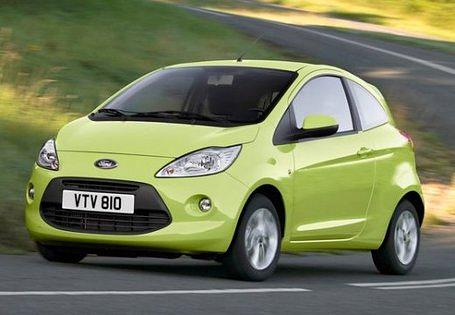 <h3 class='text-lg font-medium md:text-xl md:font-semibold'>Platz 4: FORD Ka</h3><p><a title="Tests und Erfahrungen Ford Ka" href="https://www.autoplenum.de/auto/ford/ka/kleinwagen-2008">Zu den Tests und Erfahrungen mit dem Ford Ka</a></p>
<p>Im ersten Ka (September 1996 bis Februar 2009) haperte es an vielem: am Temperament, an der Sparsamkeit, am Sitzkomfort und Platz. Genau von dem hat der neue Ford Ka, der Zwillingsbruder von Fiats 500 (beide: gebaut in Polen), mehr zu bieten. Dazu ein kurvenflinkes Fahrwerk, mehr Federungskomfort, einen quirligen Benziner (neben dem 1,3 Liter Diesel) und quietschfidele Farbkombis. Was er noch nicht so gut kann? Fußgängerschutz, eine tiefere Sitzposition (je nach Fahrerin!) und Übersichtlichkeit um die C-Säulen.</p>
