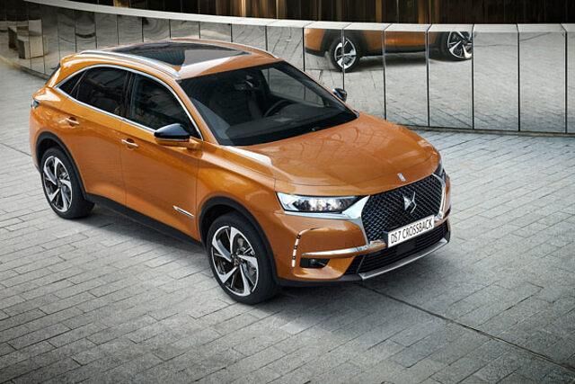 <h3 class='text-lg font-medium md:text-xl md:font-semibold'>Platz 6: Citroen DS 7 Crossback – weil er eine gute Alternative ist</h3><p>Der DS 7 Crossback ist in dem Sinne keine Neuheit mehr, weil er schon bestellbar ist, und trotzdem ist er eine, weil er erst ab Februar 2018 auf den deutschen Straßen zu sehen sein wird. Einsteigen in die DS 7-Welt kann man ab 31.500 Euro mit einem 1,2-Liter-Turbobenziner und 130 PS. Einen gleichstarken Diesel gibt es auch. Zukunftssicherer geht es auch: Der für 2019 geplante Plug-In Hybrid von DS7 Crossback wird 300 PS leisten und über einen Allradantrieb verfügen. Der komplette redaktionelle Beitrag zum neuen DS 7 Crossback ist hier <a href="https://www.autoplenum.de/auto/tests/frankreichs-flaggschiff-ds-7-crossback-id40426">hier</a> zu finden. </p>
<p>Außen ist der DS7 Crossback eher schlicht, im Inneren - wertig verarbeitet und edel. Die Profis sind sich einig – das erste SUV der Marke DS Automobiles erfüllt den Premiumanspruch voll und ganz. Citroen-Liebhaber werden im DS-SUV die Hydropneumatik vermissen, sie wurde gegen die kamerabasierte Federung Active Cam Suspension getauscht. Die Technologie ist nicht neu und erfüllt ihre Aufgabe 1A.  Die technische Ausstattung ist ansonsten auf dem aktuellsten Stand, das Cockpit ist digital und das Handy lässt sich mühelos anbinden.</p>
<p>Wofür ist der DS 7 Crossback gut? Er ist gut für alle, die französische Autos lieben. Die Anzahl der Fans von schwammigen Fahrwerken könnte mit dem neuen DS 7 Crossback steigen. Le savoir-vivre ist im Anmarsch und es ist auch gut so.</p>