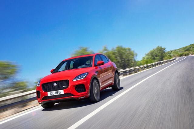 <h3 class='text-lg font-medium md:text-xl md:font-semibold'>Platz 8: Jaguar E-Pace – weil er very british ist</h3><p>Wer kein F-Pace will, kann 2018 zum E-Pace greifen. Das neue Kompakt-SUV ist ab sofort bestellbar und startet bei knapp 35.000 Euro als Diesel mit einem Sechsgang-Schaltgetriebe und 150 PS. Bei rund 65.000 Euro hört für den E-Pace die Fahrt offiziell auf.</p>
<p>Je nach Ausstattung und Budget bekommt man eine ganze Menge für sein Geld. Denn die Liste der dazubuchbaren Extras ist lang. Zur Serienausstattung gehören solche Standardsachen wie ein Spurhalteassistent und Verkehrszeichen-Erkennung, aber auch ein Müdigkeitswarner und Fußgänger-Airbag. Ein Totwinkel-Assistent ist dagegen nur optional erhältlich. Größentechnisch gibt sich der E-Pace zwar kompakt, bietet aber genug Platz im Fond, vorne und hinten wohlgemerkt. 557 Liter Kofferraumvolumen sind auch eine Ansage. Wir wollen aber nicht zu viel verraten, denn zum E-Pace haben wir einen tollen <a href="https://www.autoplenum.de/auto/tests/jaguar-e-pace-p300-hse-r-dynamic-goldenes-osterei-id40490#text-komplett">Testbericht</a> im Gepäck. </p>
<p>Wofür ist der E-Pace gut? Am Namen Jaguar haftet immer noch ein sportlich-luxuriöses Gefühl. Und so ist der E-Pace auf die Dynamik aus und will seinen Fahrer entsprechend unterhalten. Letztendlich ist er einer von vielen, nur sehr vornehm.</p>