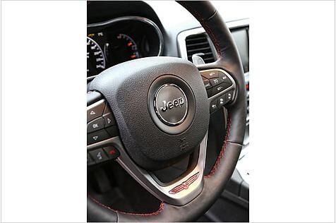 Das Lenkrad mit Trailhawk-Logo im Detail