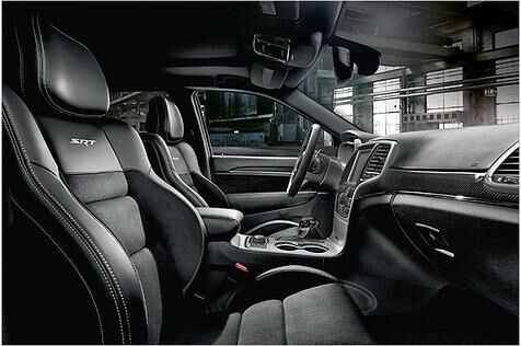 Die SRT-Sportsitze bieten guten Seitenhalt. Die etwas günstig anmutende Materialwahl im Detail haben alle Cherokee-Modelle gemeinsam