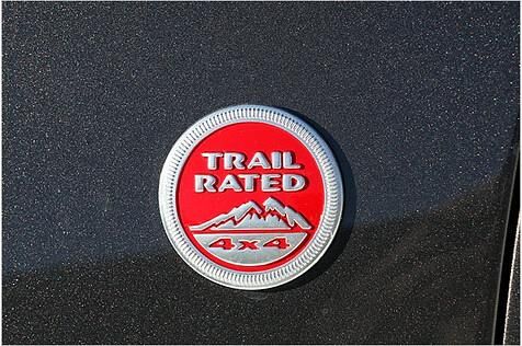 Dieses Logo zeichnet den Trailhawk ebenfalls als echten Geländegänger aus