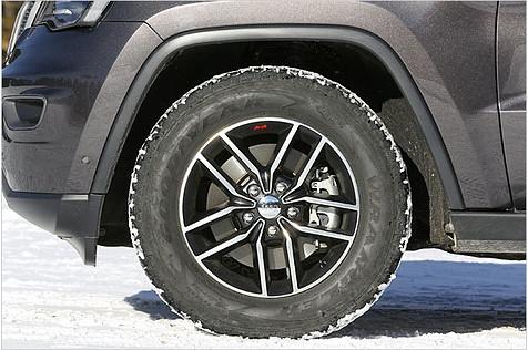 In den Radkästen des Trailhawk sitzen kevlarverstärkte M+S-Reifen