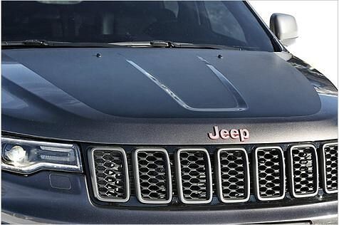 Der rot hinterlegte Jeep-Schriftzug ist genauso typisch für den Trailhawk wie die mattschwarz beklebte Motorhaube