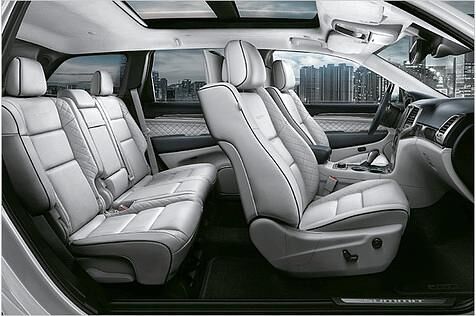 Im Innenraum herrschen Nappa-Leder und Velours-Stoffe