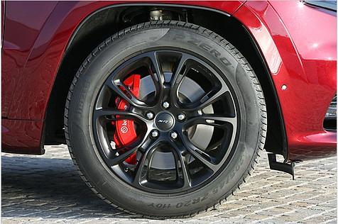 Hinter den 295er-Schlappen sitzt eine Bremsanlage von Brembo