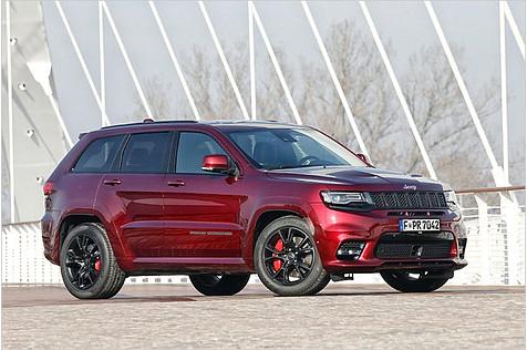 Das Luftfahrwerk wurde durch adaptive Dämpfer ersetzt. Der SRT gehört aber auf die Rennstrecke und nicht ins Gelände