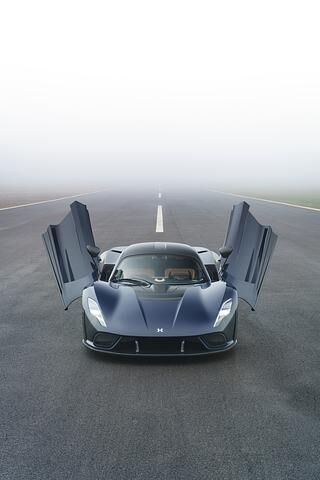 Standesgemäßg entert man den Innenraum des F5 über Flügeltüren