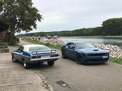Impression: Dodge Challenger R/T 2021 trifft Challenger R/T 1974 - Ein schönes Paar Impression: Dodge Challenger R/T 2021 trifft Challenger R/T 1974 - Ein schönes Paar