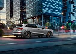 Audi e-tron S line black edition - Schwarz und Orange