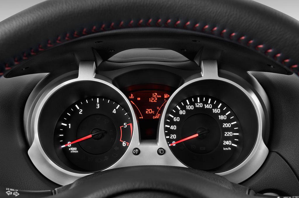 Nissan Juke (Baujahr 2014) Tekna 5 Türen Tacho und Fahrerinstrumente