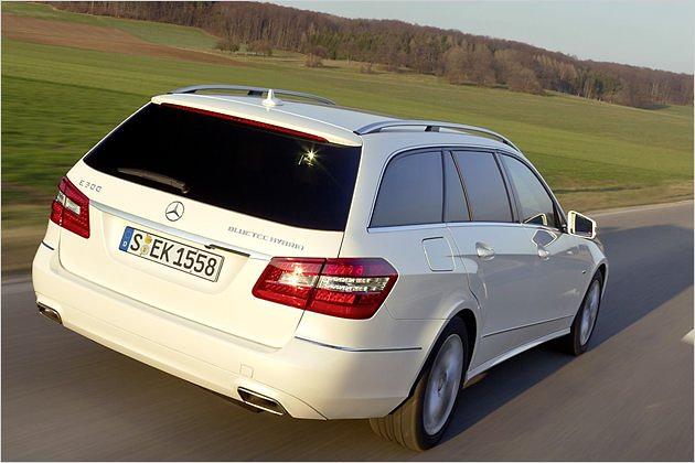 In 7,5 Sekunden spurtet der E 300 Bluetec Hybrid von null auf 100 km/h