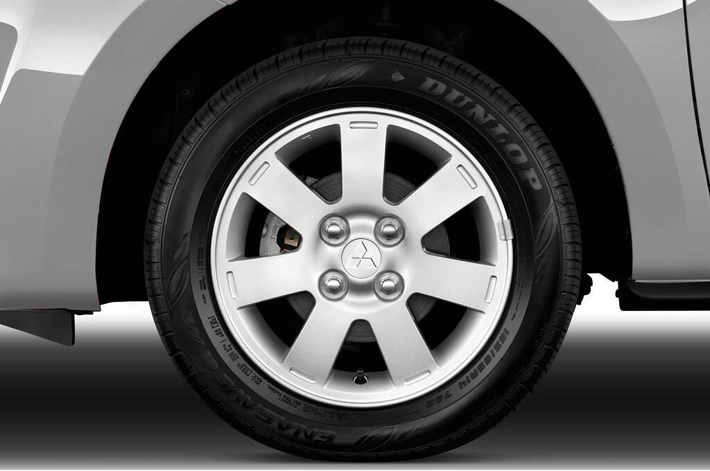 Mitsubishi Space Star (Baujahr 2013) Shine+ 5 Türen Reifen und Felge