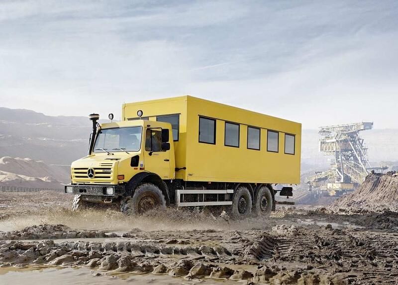 Ein Unimog U 5000 6x6 mit sechs angetriebenen Rädern.