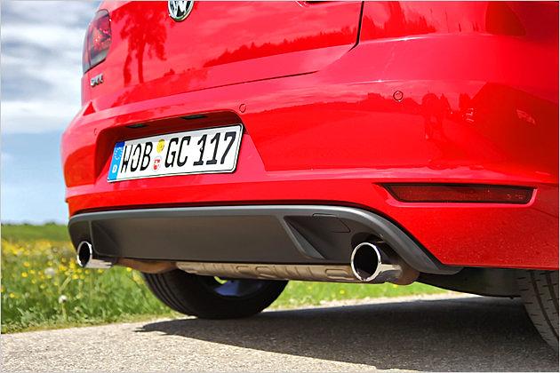 Ein Kunststoffeinsatz im Heckstoßfänger kennzeichnet die GTI-Heckansicht
