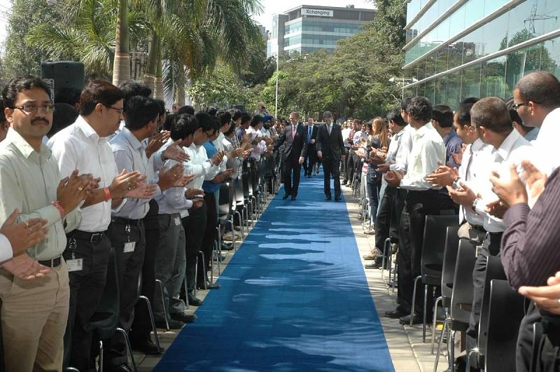 Kein roter, sondern ein blauer Teppich für den hohen Besuch aus Deutschland.