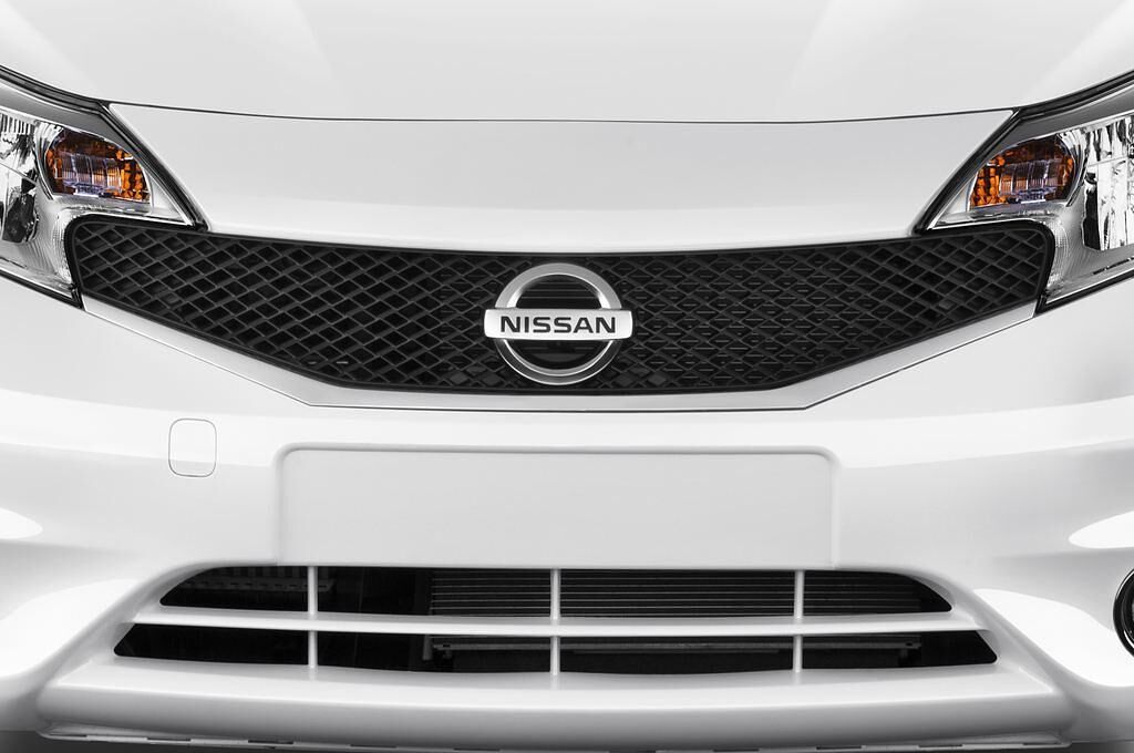 Nissan Note (Baujahr 2013) Acenta 5 Türen Kühlergrill und Scheinwerfer