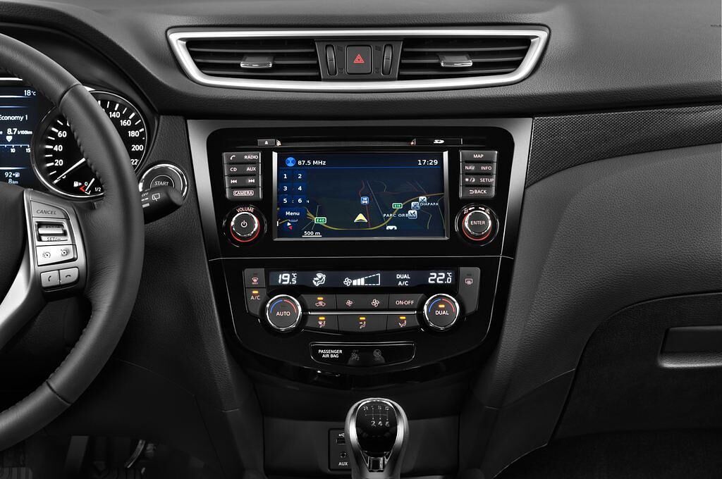 Nissan X-Trail (Baujahr 2014) Tekna 5 Türen Mittelkonsole