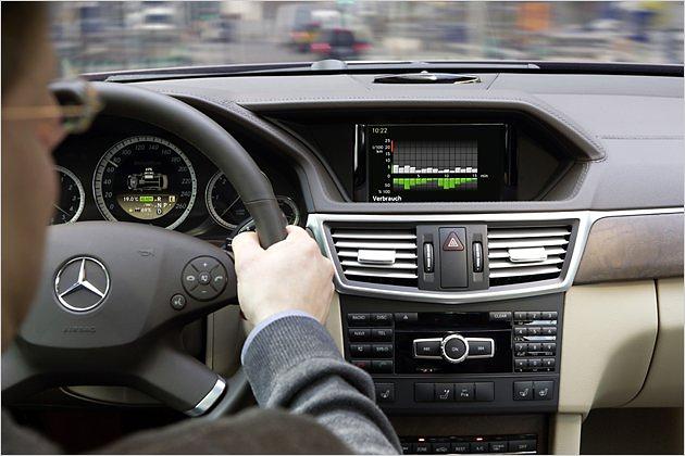 Auf der Mittelkonsole zeigt eine Grafik, wie viel momentan verbraucht und rekuperiert wird