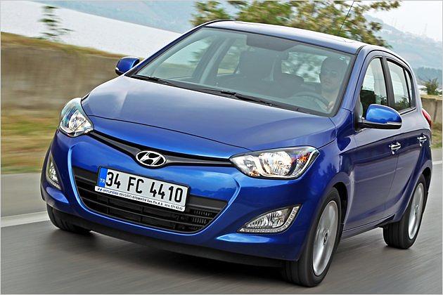 Der Kühlergrill ist in eine angedeutete sechseckige Form eingebunden, womit die Verwandtschaft des i20 mit anderen Hyundai-Modellen besser als bisher zum Ausdruck kommt