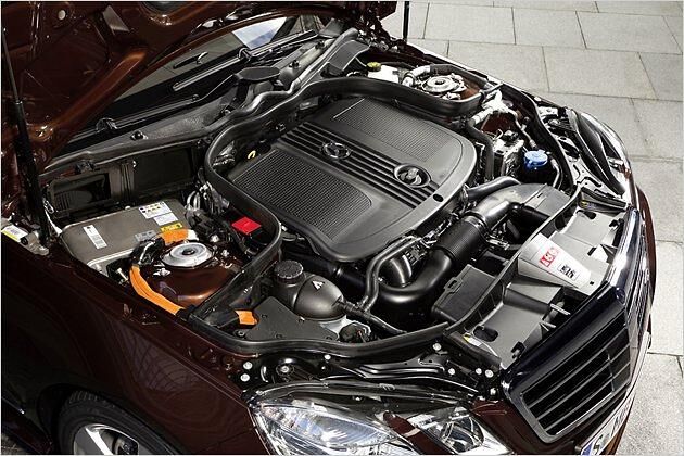 Die Lithium-Ionen-Batterie befindet im Motorraum links oben