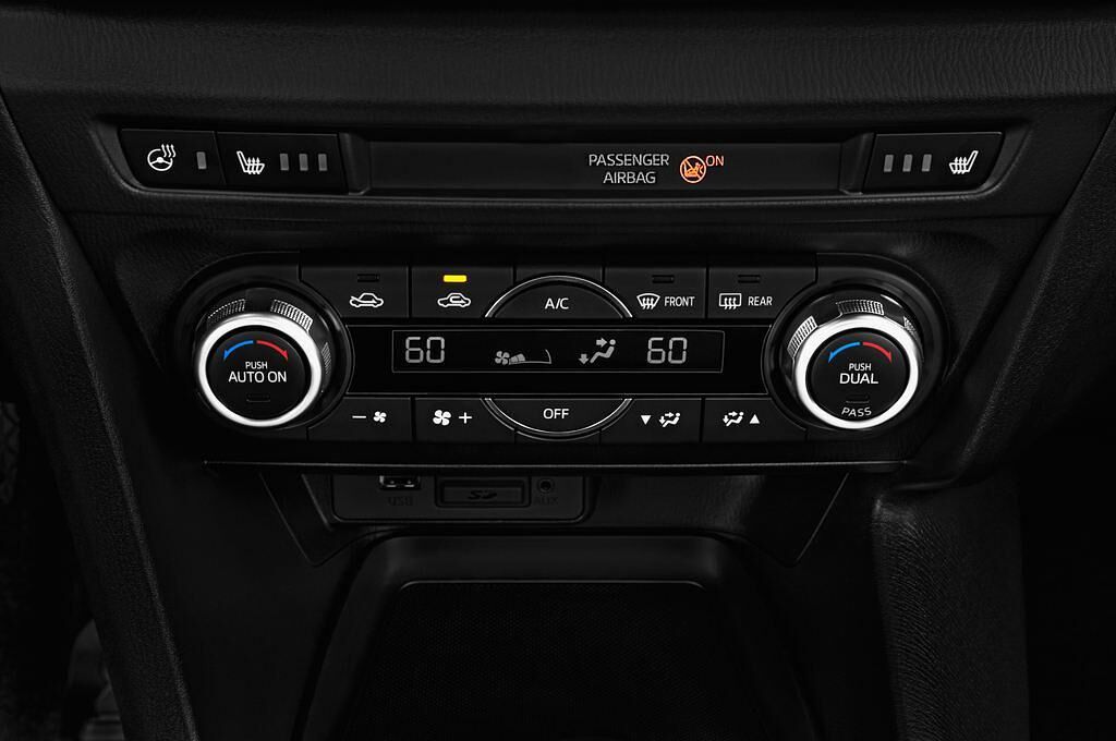 Mazda Mazda3 (Baujahr 2017) Sports-Line 5 Türen Temperatur und Klimaanlage