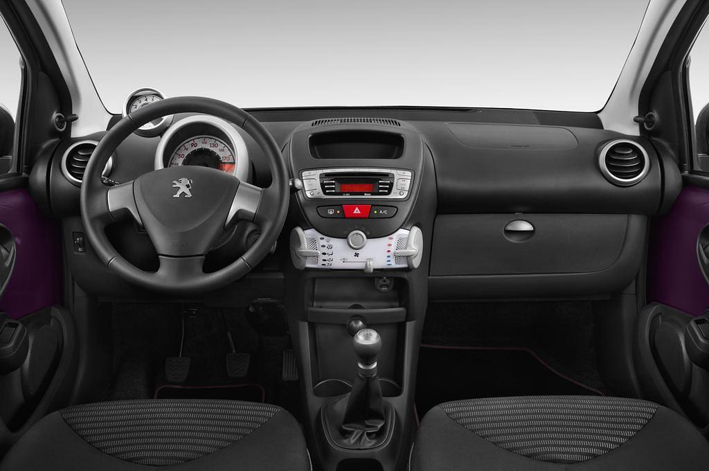 Peugeot 107 (Baujahr 2012) Envy 3 Türen Cockpit und Innenraum