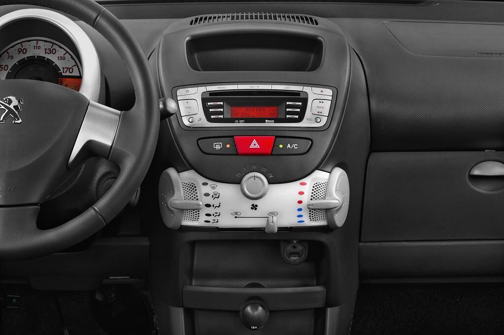 Peugeot 107 (Baujahr 2012) Envy 3 Türen Mittelkonsole