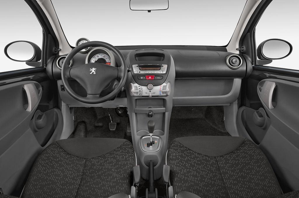 Peugeot 107 (Baujahr 2010) Filou 3 Türen Cockpit und Innenraum