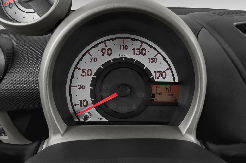 Peugeot 107 (Baujahr 2010) Filou 3 Türen Tacho und Fahrerinstrumente