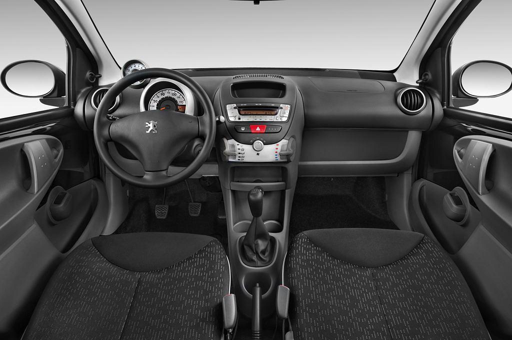 Peugeot 107 (Baujahr 2010) Filou 5 Türen Cockpit und Innenraum