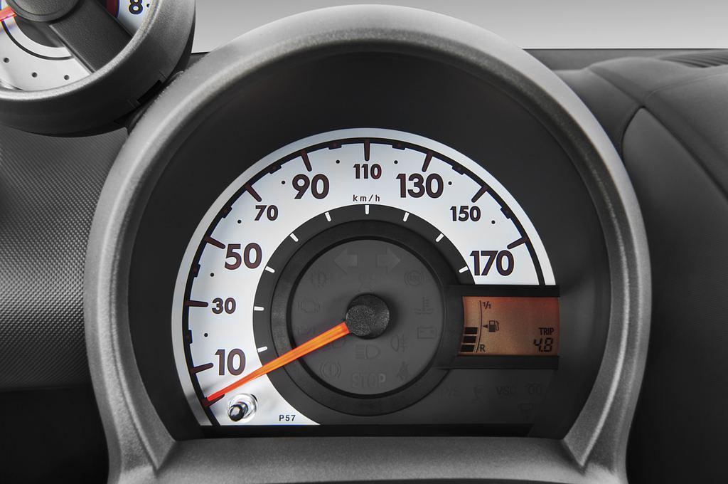 Peugeot 107 (Baujahr 2010) Filou 5 Türen Tacho und Fahrerinstrumente