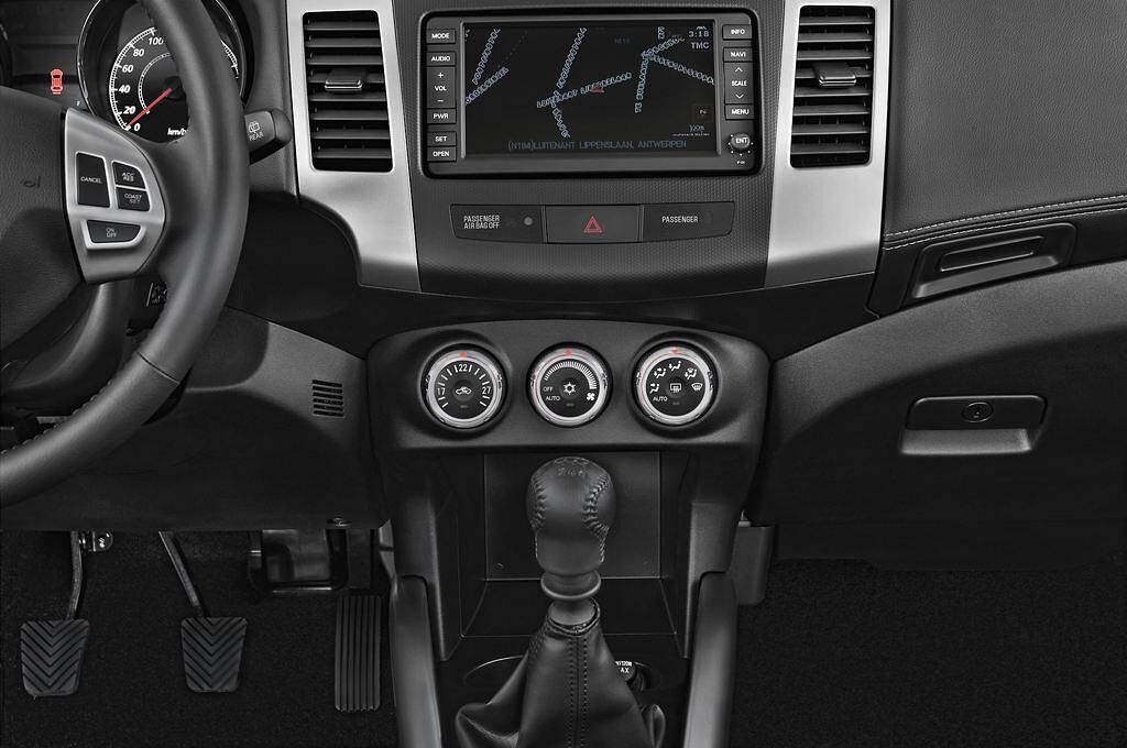 Peugeot 4007 (Baujahr 2010) - 5 Türen Mittelkonsole