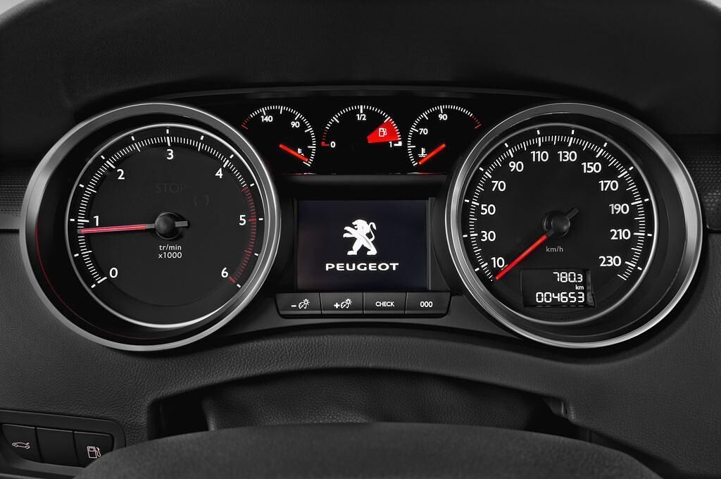 Peugeot 508 (Baujahr 2012) Allure 4 Türen Tacho und Fahrerinstrumente