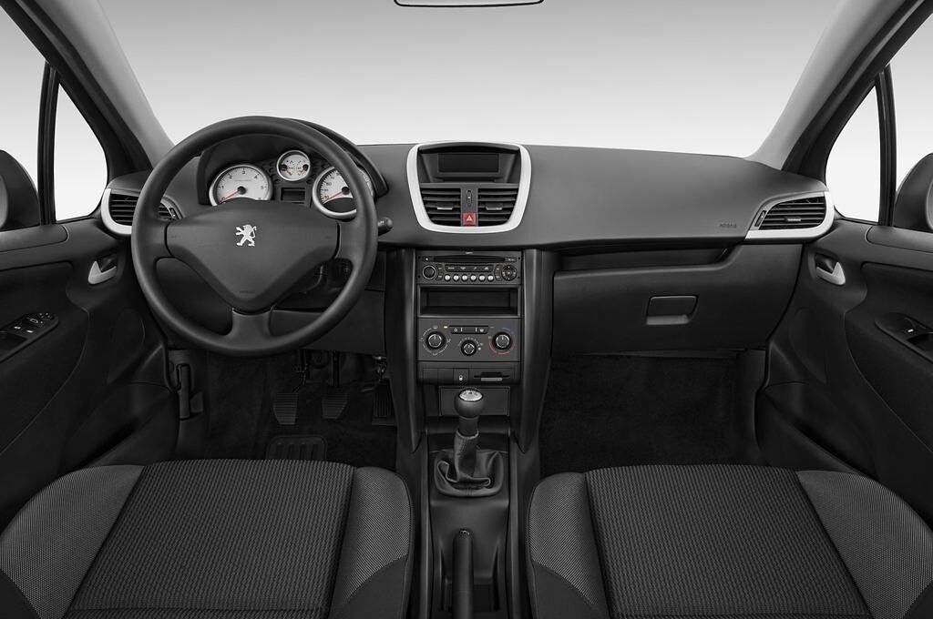 Peugeot 207 (Baujahr 2010) Filou 3 Türen Cockpit und Innenraum