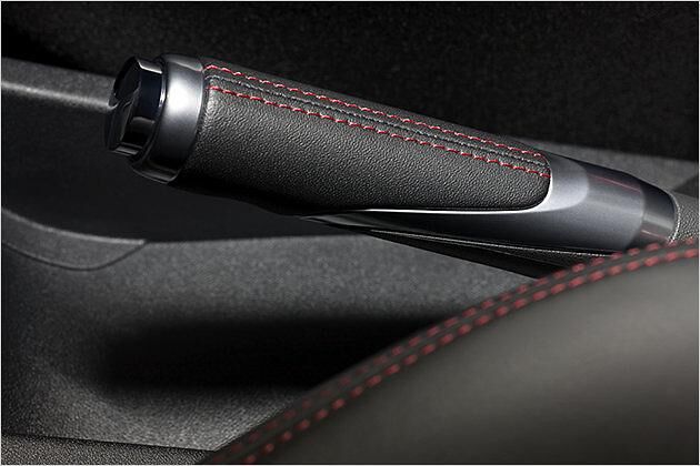 Viele Ziernähte vermitteln einen hochwertigen Innenraumeindruck