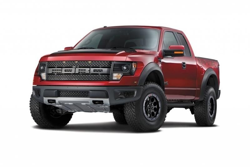 Der Ford F150 SVT Raptor 2014 unterstreicht seine Präsenz durch einen mächtigen schwarzen Kühlergrill