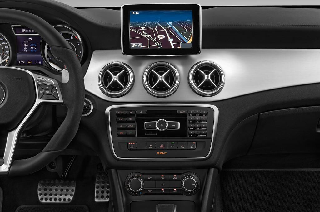 Mercedes GLA (Baujahr 2015) AMG 5 Türen Mittelkonsole