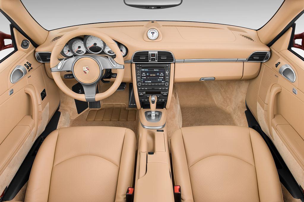 Porsche 911 (Baujahr 2010) Carrera 4S 2 Türen Cockpit und Innenraum