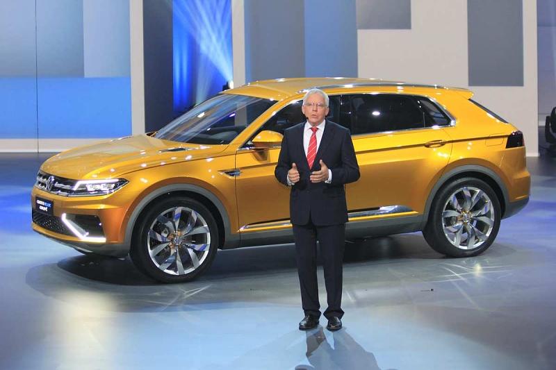 VW-Entwicklungschef Ulrich Hackenberg vor dem VW CrossBlue Coupe.