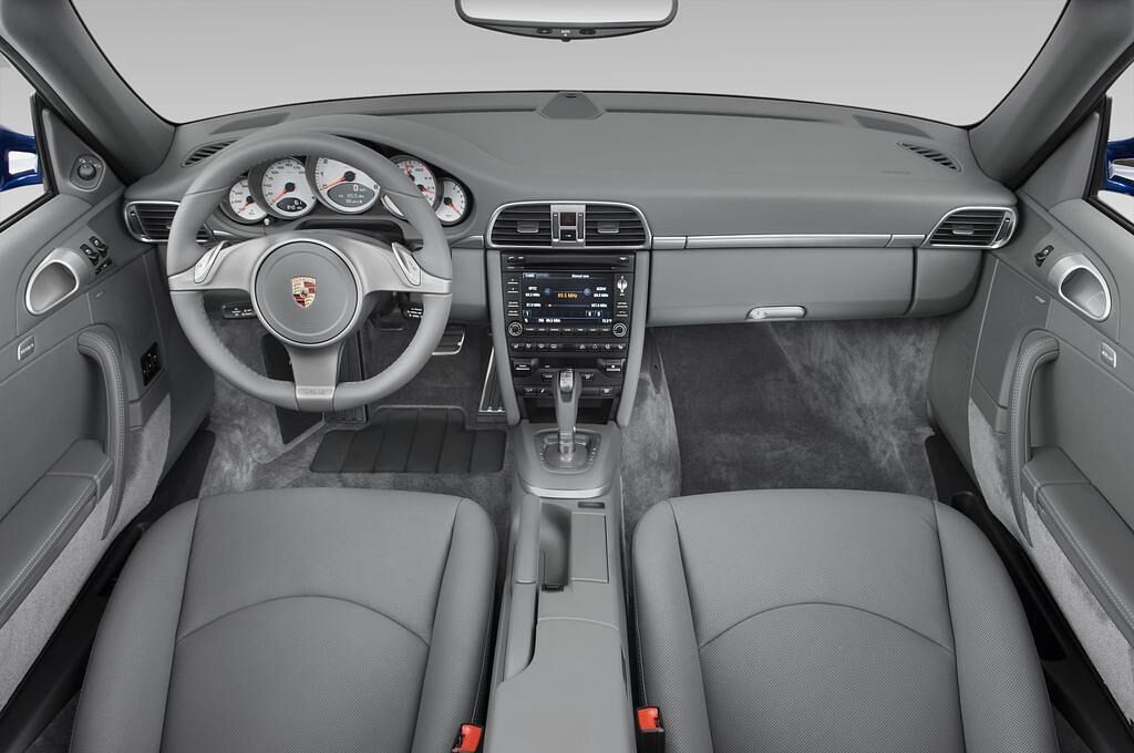 Porsche 911 (Baujahr 2010) Carrera S 2 Türen Cockpit und Innenraum