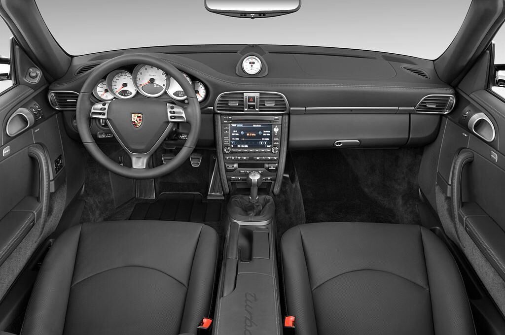 Porsche 911 (Baujahr 2010) Turbo Cabriolet 2 Türen Cockpit und Innenraum