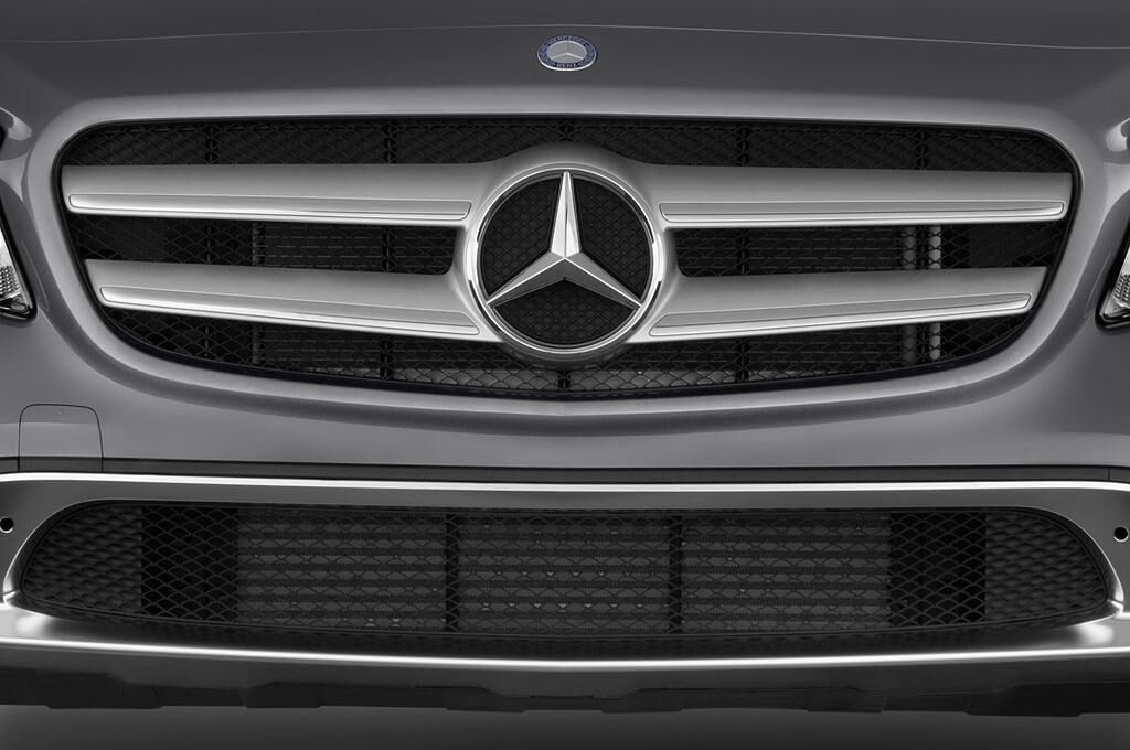 Mercedes GLA (Baujahr 2016) Urban 5 Türen Kühlergrill und Scheinwerfer