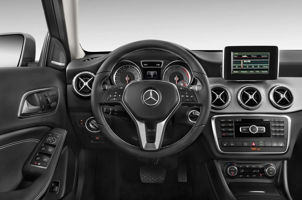 Mercedes GLA (Baujahr 2016) Urban 5 Türen Lenkrad