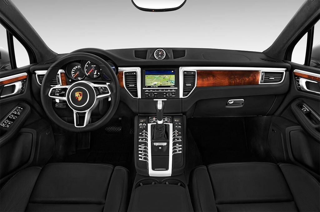 Porsche Macan (Baujahr 2016) Turbo 5 Türen Cockpit und Innenraum