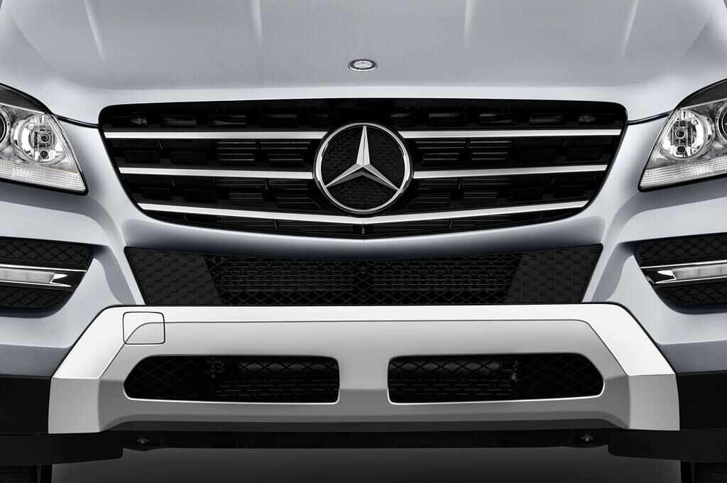 Mercedes M-Class (Baujahr 2012) - 5 Türen Kühlergrill und Scheinwerfer